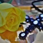 Żółta róża i krzyż