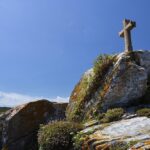 Betonowy krzyż na skale