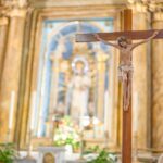 Krzyż z Panem Jezusem na ołtarzu w kościele przed obrazem Matki Bożej Maryi