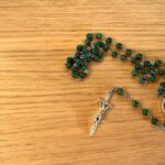 Zielony różaniec z medalikiem Matki Bożej Pompejańskiej