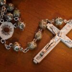 Różaniec na drewnianym stole