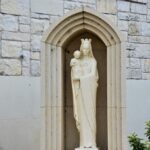 Figura Matki Bożej z dzieciątkiem Jezus