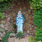 Figura Matki Bożej w małej grocie porośniętej bluszczem