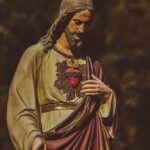Figura Jezusa wskazującego serce miłosierne