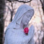 Figura Matki Bożej z różą