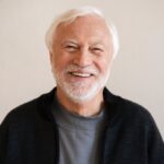 Uśmiechnięty starszy mężczyzna który zadbał o zdrowie psychiczne