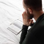 Modlący się mężczyzna z biblią