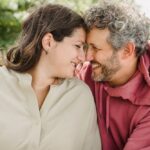 Uśmiechnięta para, małżeństwo, mąż i żona