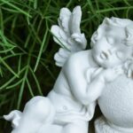 Figurka śpiącego aniołka