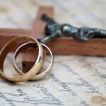 Obrączki małżeńskie i krzyż z Panem Jezusem