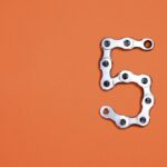 Liczba pięć na pomarańczowym tle