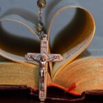 Biblia z kartkami w kształcie serca i krzyż