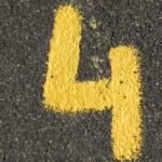 Numer cztery namalowany na żółto