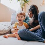 Mama przytulająca 5cio letniego syna