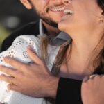 Szczęśliwe małżeństwo, mąż i żona przytulają się