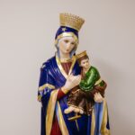 Kolorowa figurka Matki Bożej z Jezusem na rękach