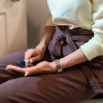 Kobieta trzymająca w ręku test ciążowy