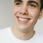 Uśmiechnięty młody chłopak