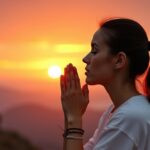 Kobieta modląca się przy zachodzie słońca