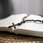 Drewniany różaniec i biblia