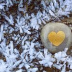 Zamrożone serce na śniegu, lód, mróz