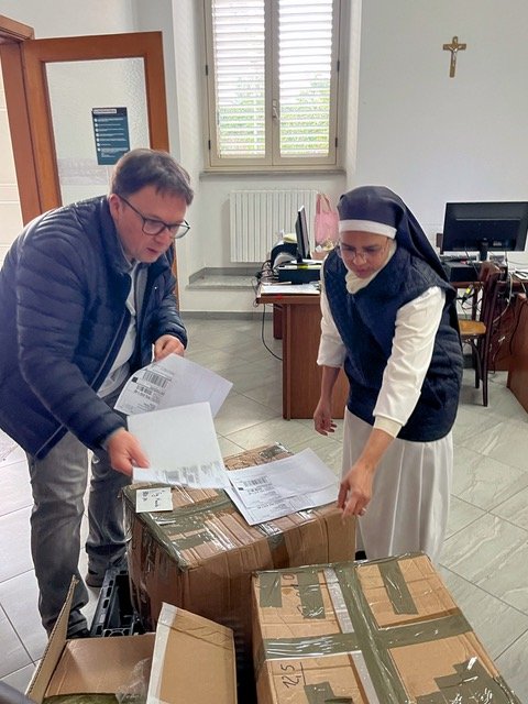 siostra zakonna pakuje różańce