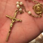 Różaniec na dłoni