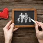 Dłonie rysujące kredą rodzinę