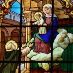 Witraż z Maryją i Jezusem podającym różaniec