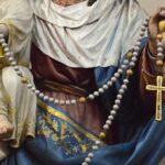 Figurka Matki Bożej trzymająca w ręku różaniec