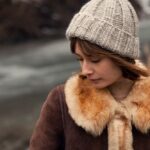 Poważna, smutna kobieta w czapce i kurtce