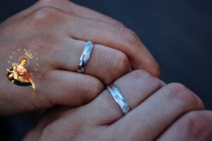 Dłonie męża i żony, małżeństwa z obrączkami ślubnymi