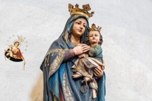 Figurka Matki Bożej z dzieciątkiem Jezus