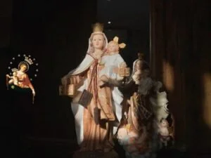 figurka Matki Bożej Maryi z Jezusem